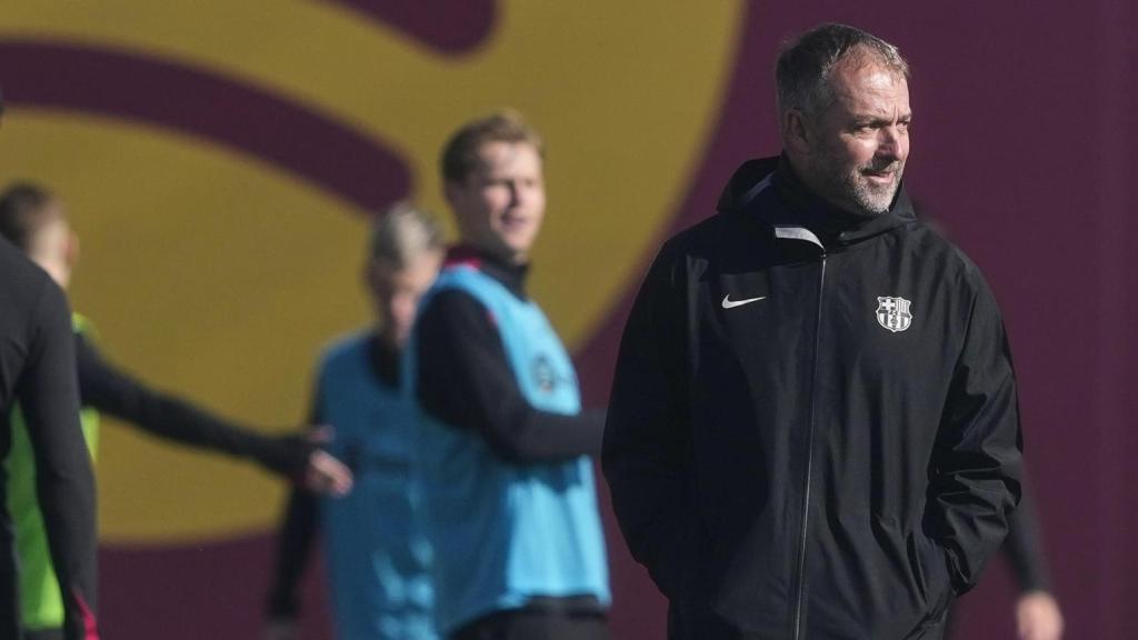 Flick dirige el entrenamiento del Barça, el día antes de jugar en Valencia