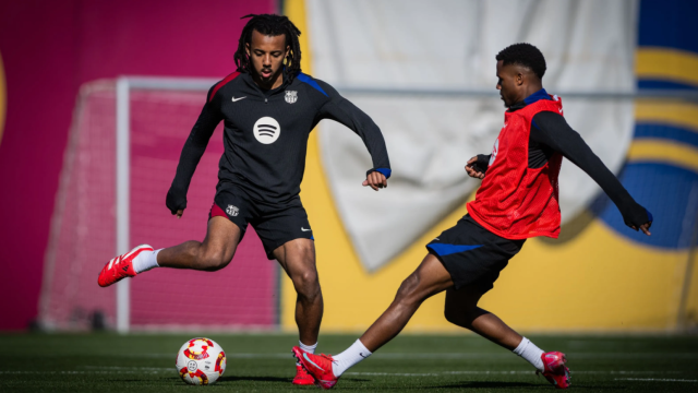 Jules Koundé y Ansu Fati pugnan por el balón en un entrenamiento del Barça