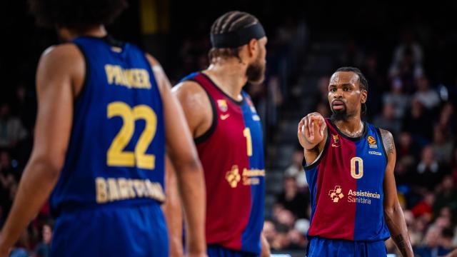 Kevin Punter da indicaciones a Justin Anderson durante el partido del Barça de basket contra el Maccabi de Tel Aviv en Euroliga