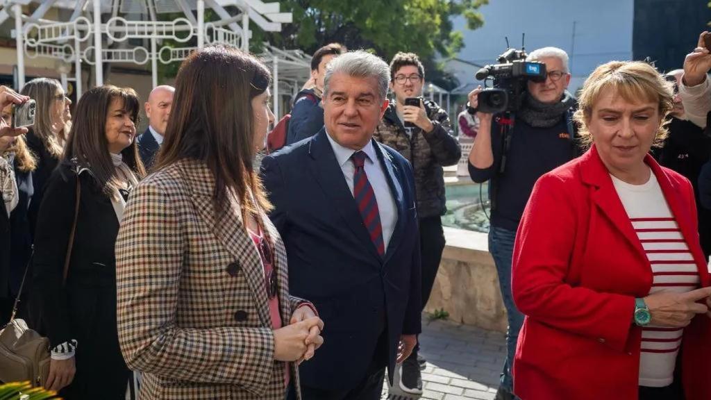 Joan Laporta, a través de la Fundación FC Barcelona, visita a los municipios afectados por la DANA