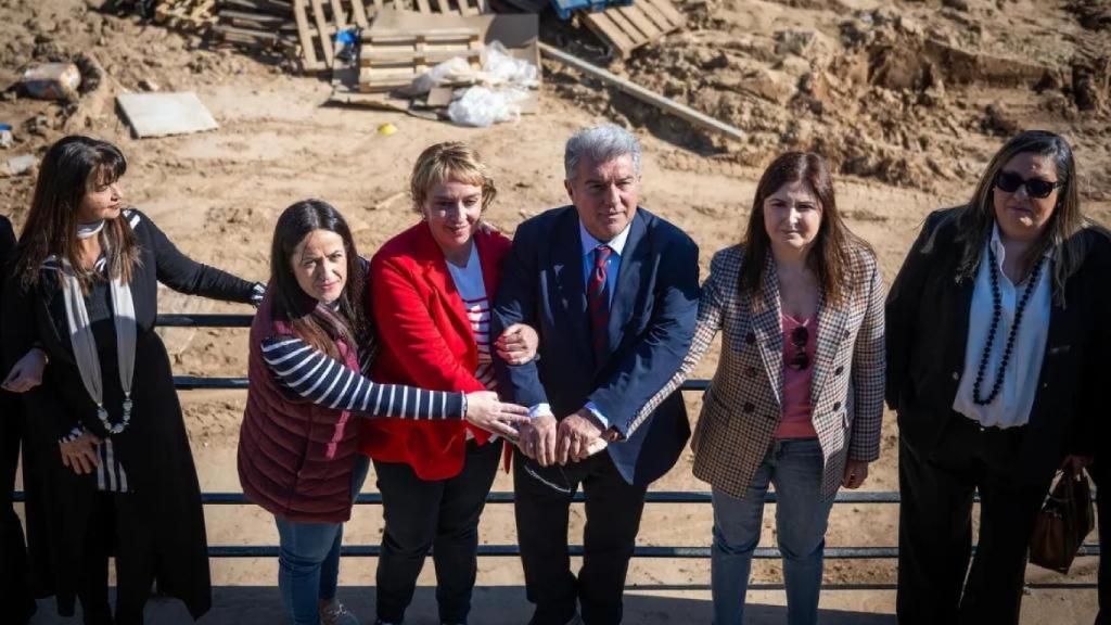 Joan Laporta, junto a Marta Segú y Elena Fort, durante su visita a los municipios afectados por la DANA