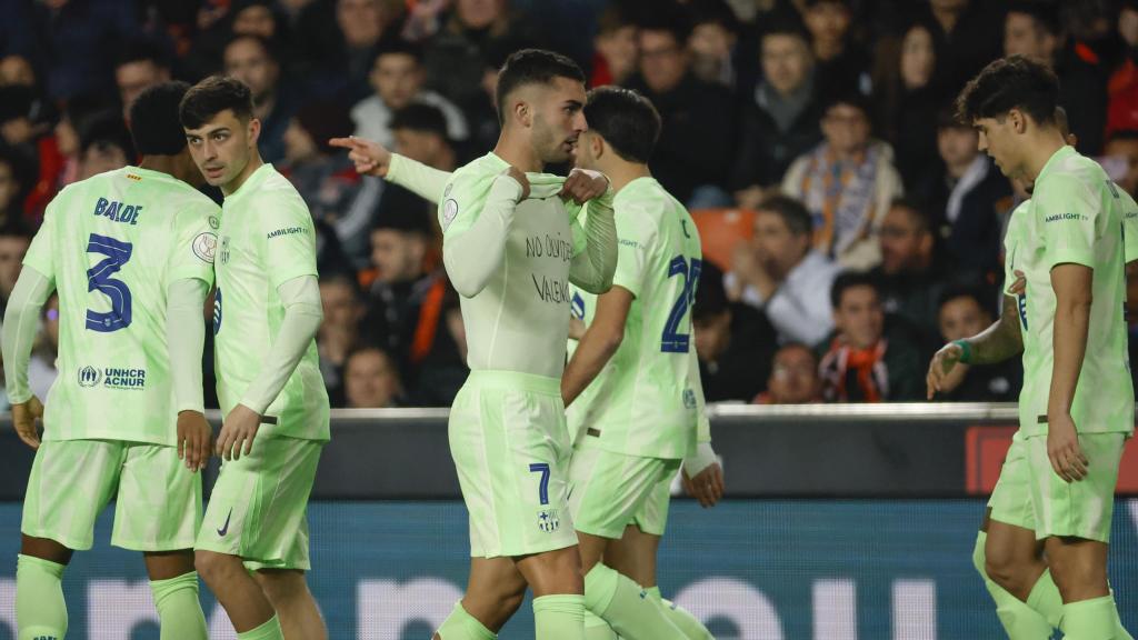 Ferran Torres celebra su gol al Valencia con dedicatoria a las víctimas de la DANA