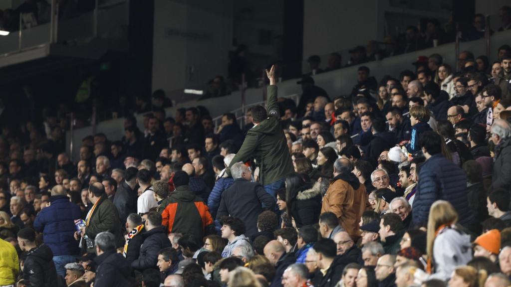 La afición del Valencia increpa al palco al perder contra el Barça