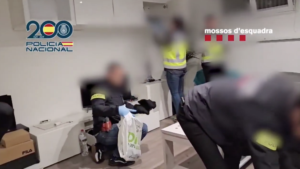 Agentes de la Policía Nacional y los Mossos durante los registros