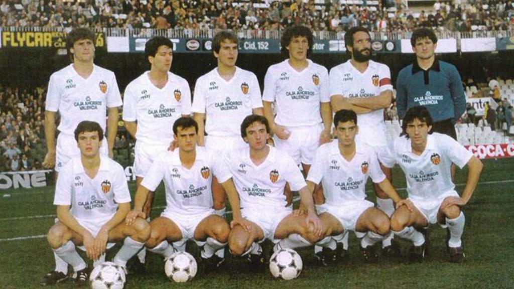 El Valencia, durante la temporada 1984-85, en Mestalla