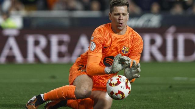 Szczesny, a punto de blocar un balón en el Valencia-Barça de la Copa del Rey