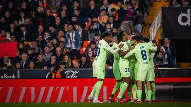 El abrazo grupal de los jugadores del Barça tras ganar al Valencia en la Copa del Rey