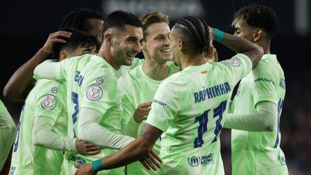 La alegría de los jugadores del Barça tras aplastar al Valencia en Mestalla