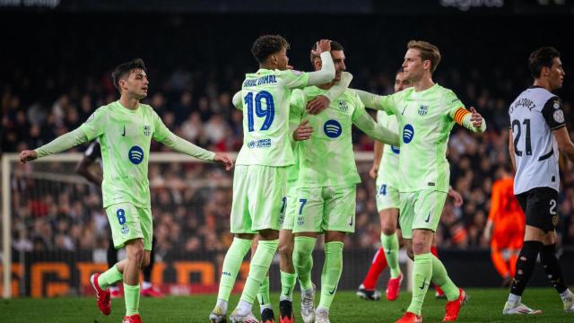 Lamine Yamal y Frenkie de Jong felicitan a Ferran Torres por uno de sus goles contra el Valencia