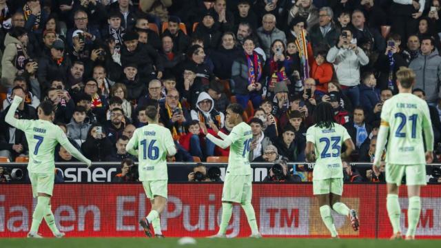 Los jugadores del Barça festejan uno de los goles anotados en Mestalla