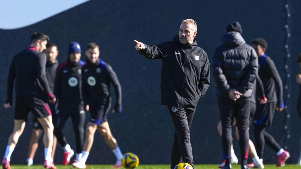 Hansi Flick dirige el entrenamiento previo al Sevilla-Barça