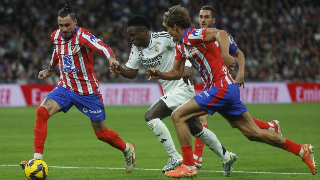 Vinicius Jr se mide en carrera a José María Giménez y Marcos Llorente durante el derbi Real Madrid-Atlético