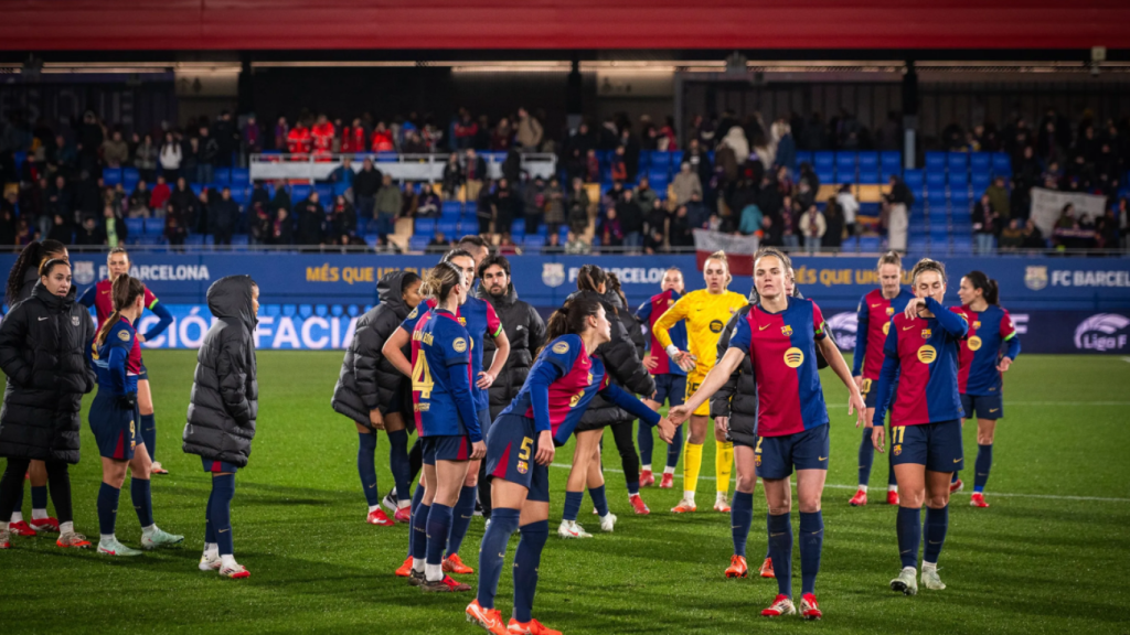 Las jugadoras del Barça Femenino se lamentan tras perder contra el Levante en el Estadi Johan Cruyff