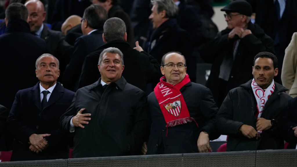 Rafa Yuste, Joan Laporta, Pepe Castro y José María del Nido Carrasco, en el palco durante un partido entre Barça y Sevilla