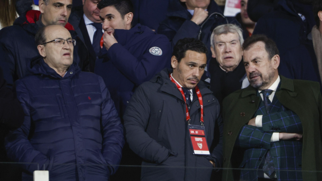 Pepe Castro y José María del Nido Carrasco, en el palco durante un partido del Sevilla FC