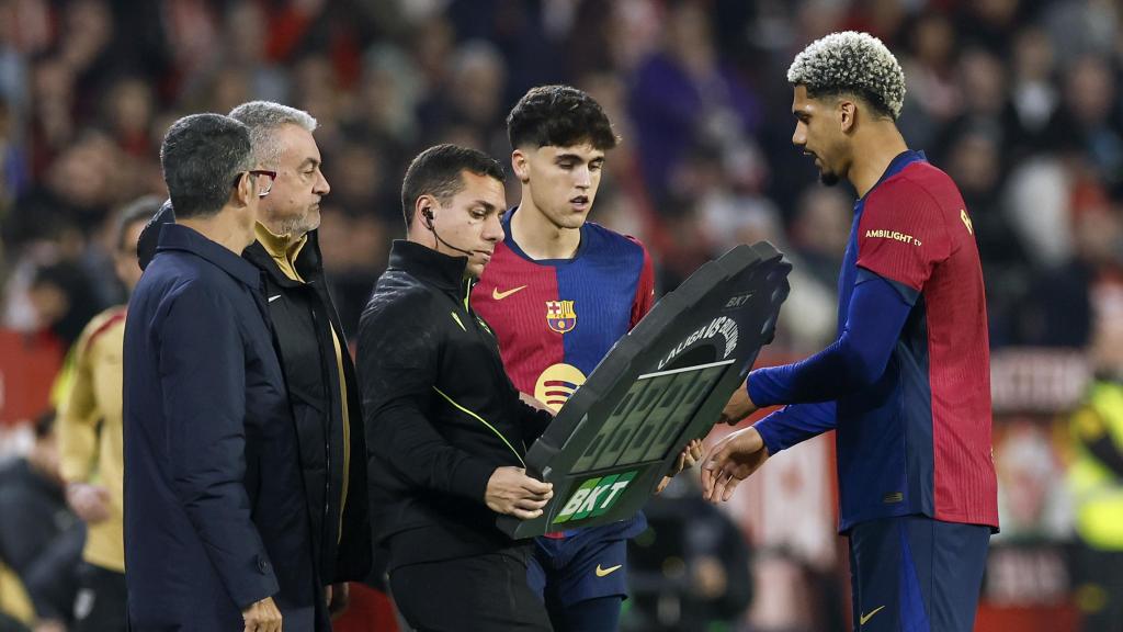 Ronald Araujo se marcha sustituido por lesión del Sevilla-Barça
