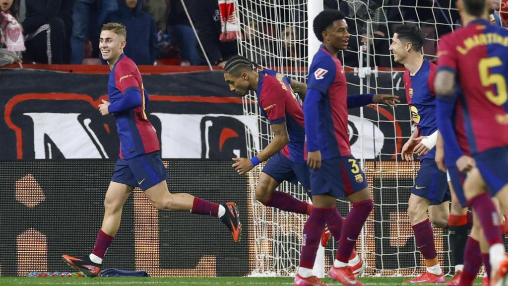 Los futbolistas del Barça celebran el gol de Fermín al Sevilla