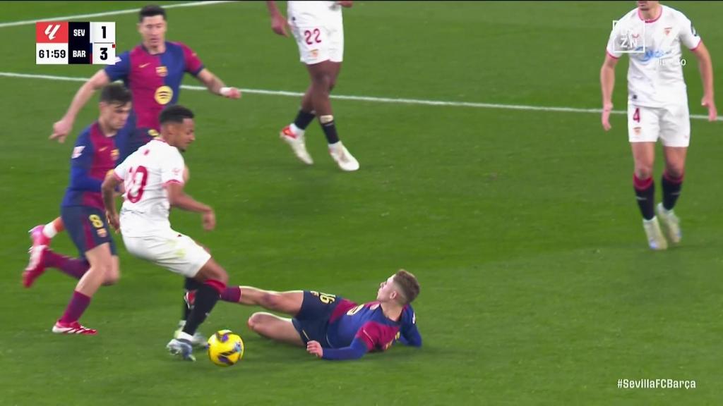 La entrada de Fermín López a Sow que le ha costado la tarjeta roja en el Sevilla-Barça