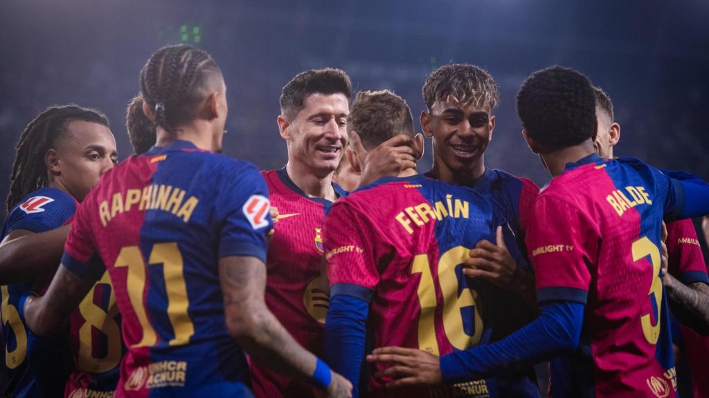 Los jugadores del Barça felicitan a Fermín López por su gol contra el Sevilla en el Sánchez-Pizjuán