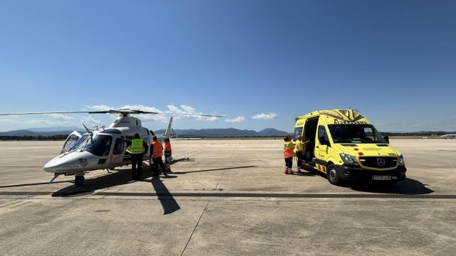 Un helicóptero y una ambulancia del SEM, en el Aeropuerto de Girona