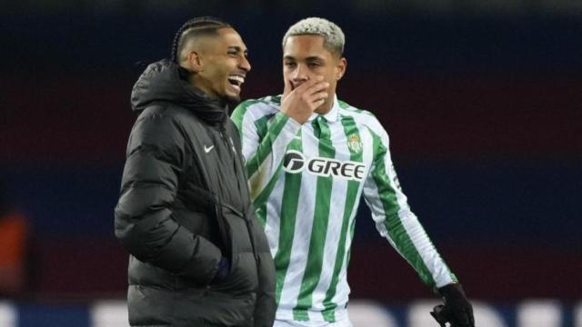 Vitor Roque conversa con Raphinha después de un Barça-Betis