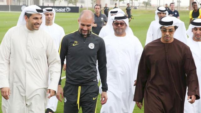 Pep Guardiola, junto al jeque de Manchester City, en una sesión de entrenamiento