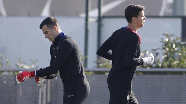 Iñaki Peña y Wojciech Szczesny en un entrenamiento del Barça