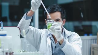 Persona en un laboratorio