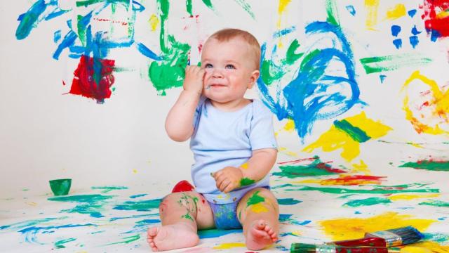 Un niño juega con pinturas