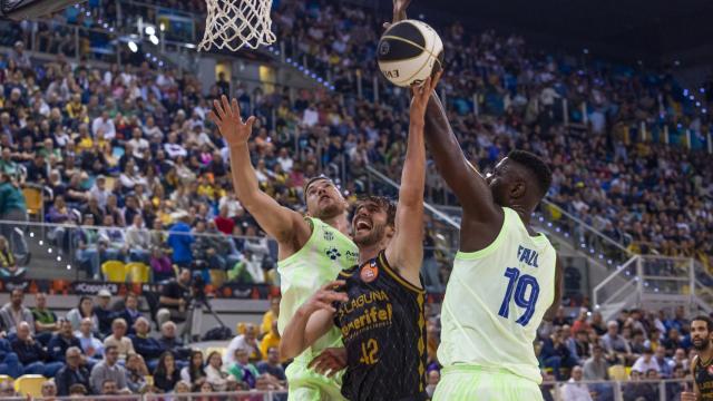 Parra y Fall intentan frenar una jugada en el partido del Barça de basket contra Laguna Tenerife