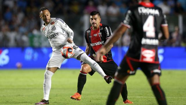 Neymar controla el balón durante el partido del Santos contra el Botafogo