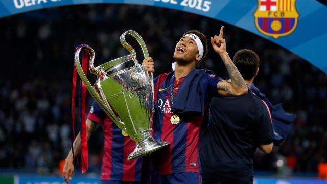 Neymar sostiene la Champions ganada por el Barça en la temporada 2014-15