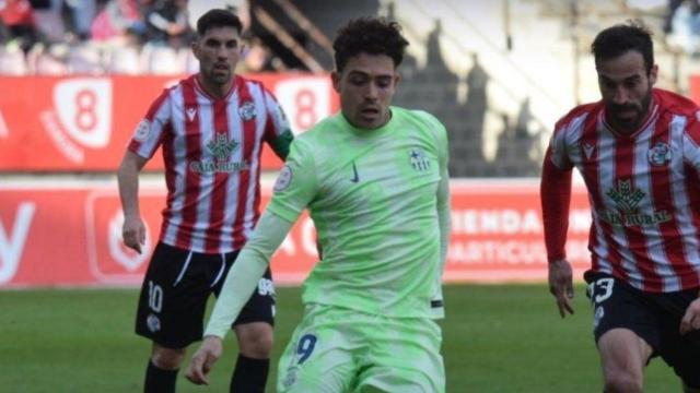 Raúl Dacosta conduce el balón durante la derrota del Barça B contra el Zamora