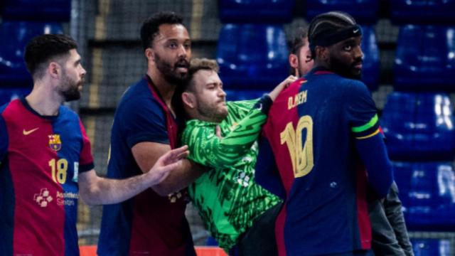 Los jugadores del Barça de balonmano ayudan a Gonzalo Pérez de Vargas a salir de la pista