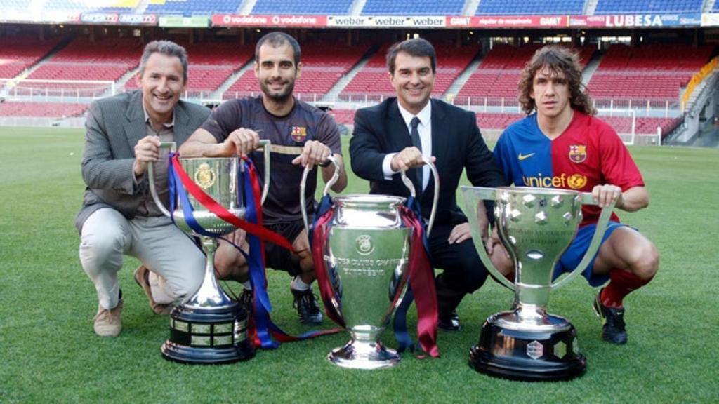 Txiki Begiristain, Pep Guardiola, Joan Laporta y Carles Puyol posan con los trofeos de Copa, Champions y Liga en 2009