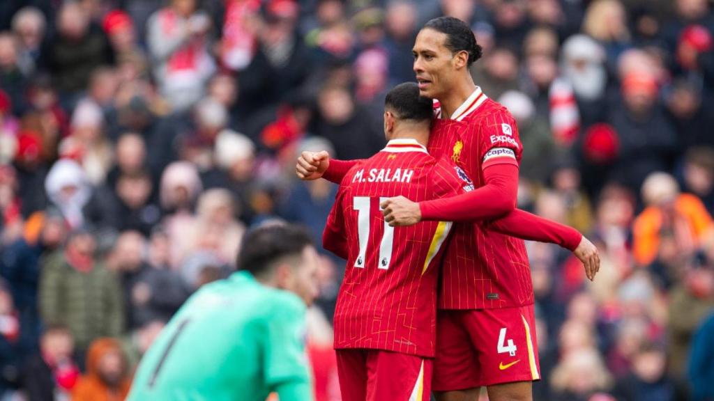 Mohamed Salah y Van Dijk se abrazan tras un gol del Liverpool contra los Wolves en la Premier League