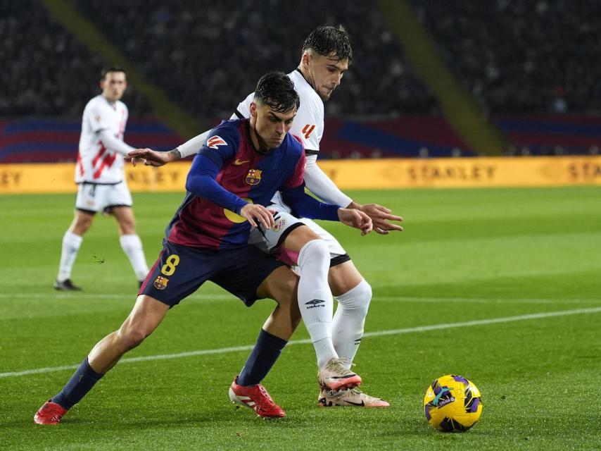Pedi y Ratiu pugnan por el balón