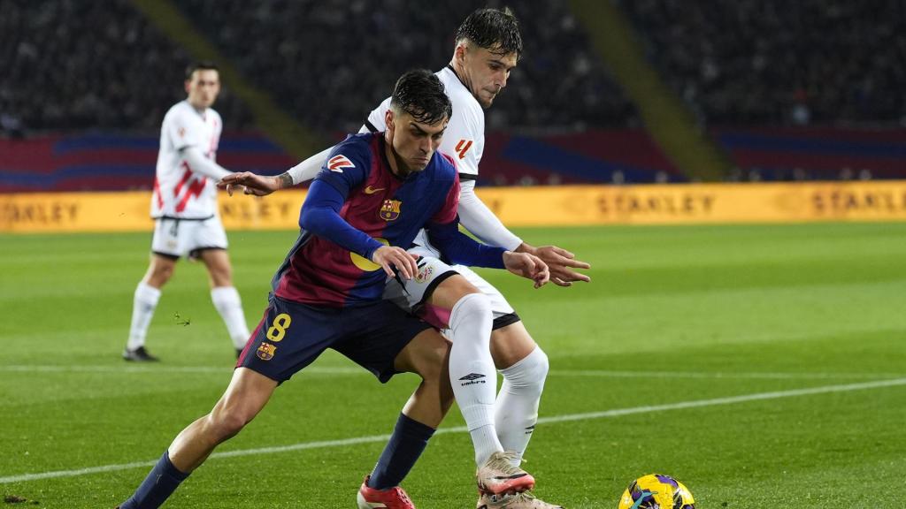 Pedi y Ratiu pugnan por el balón