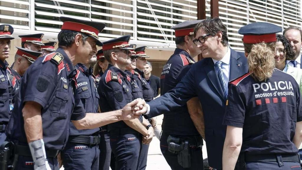 Imagen de archivo del presidente Salvador Illa dándole la mano al Major de los Mossos, Josep Lluís Trapero, actualmente el Director General de la Policía