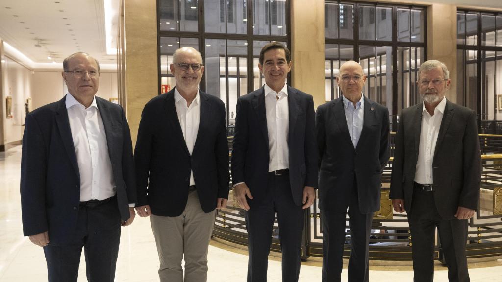 Imagen del presidente del BBVA, Carlos Torres, con los representantes de las antiguas cajas catalanas