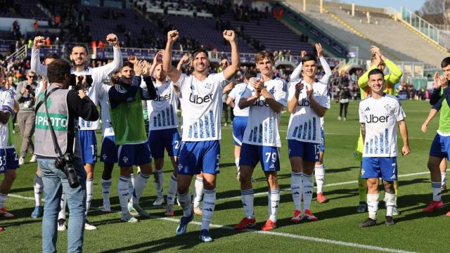 Los jugadores del Como 1907, dirigido por Cesc Fàbregas, celebran una victoria contra la Fiorentina en la Serie A