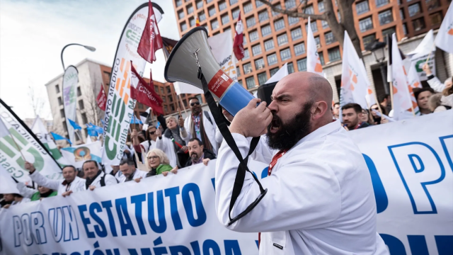 Una protesta de médicos contra la reforma del Estatuto Marco ante Sanidad en Madrid