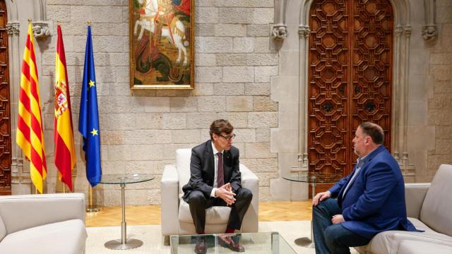 El presidente de la Generalitat de Cataluña, Salvador Illa (i), recibe al presidente de ERC, Oriol Junqueras, este sábado en Barcelona