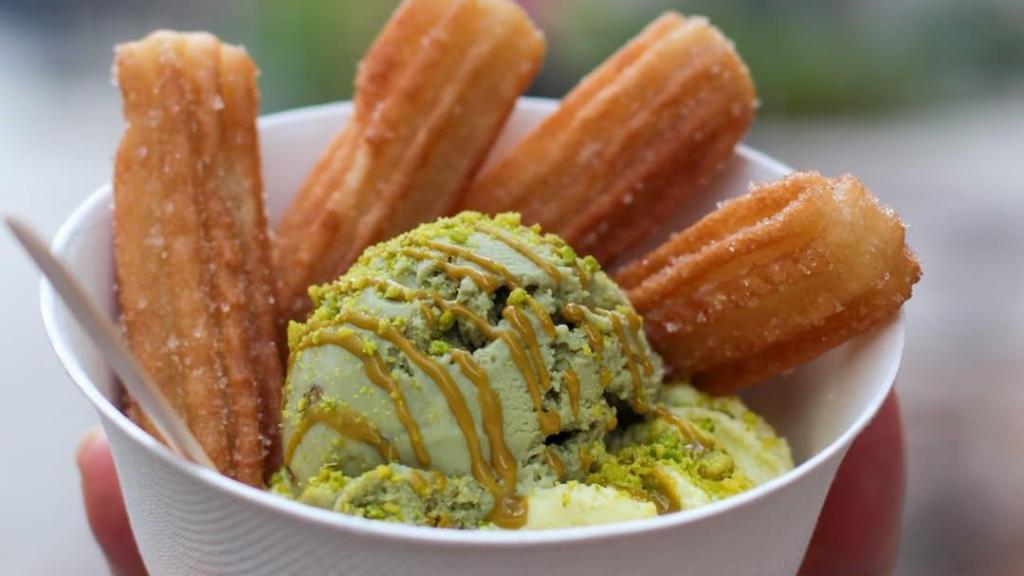 Churros con helado de pistacho