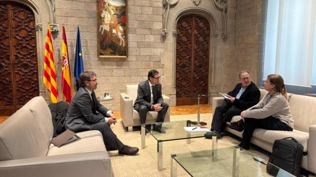 El presidente de la Generalitat, Salvador Illa y el conseller de Política Lingüística, Francesc Xavier Vila, se reúnen con el presidente de Òmnium Cultural, Xavier Antich, y la vicepresidenta de la entidad, Marina Gay