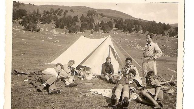 El poeta Joan Vinyoli (derecha, con gabardina) con sus amigos de Santa Coloma en el Campamento de Encamp, Andorra, verano 1922