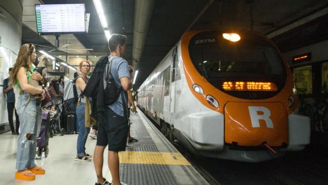 Pasajeros esperando trenes de Rodalies de Renfe