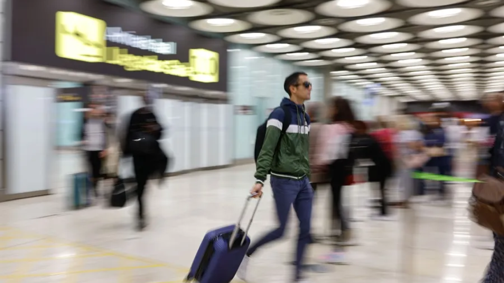 Un pasajero, en un aeropuerto de la red de Aena