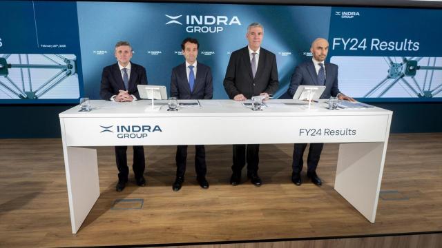De izq. a dcha., Miguel Forteza, director financiero de Indra; el presidente, Ángel Escribano; el consejero delegado, José Vicente de los Mozos; y el consejero ejecutivo de Indra Sistemas, Luis Abril / EP