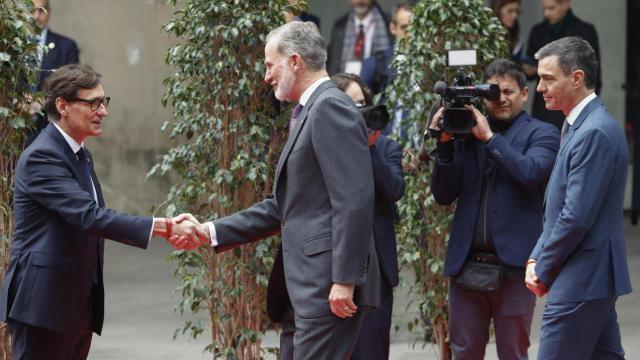 El presidente de la Generalitat, Salvador Illa, salida a Felipe VI ante la mirada del presidente de España, Pedro Sánchez